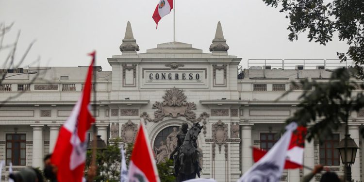 Perú en vilo ante decisión del Congreso por adelanto de elecciones