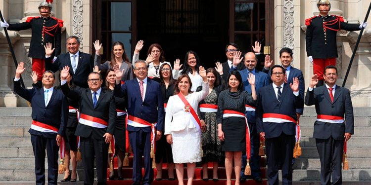 Presidenta de Perú renueva gabinete en medio de crisis política