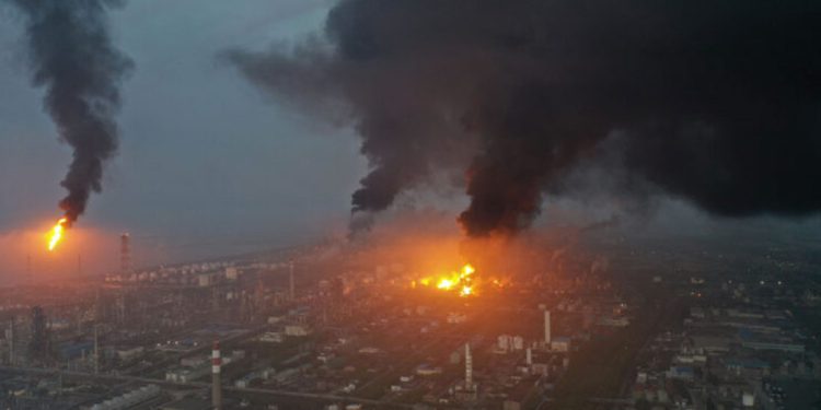 Gran incendio tras explosión en una planta química en China