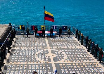 Incautan en aguas internacionales embarcación con 324 kilos de droga