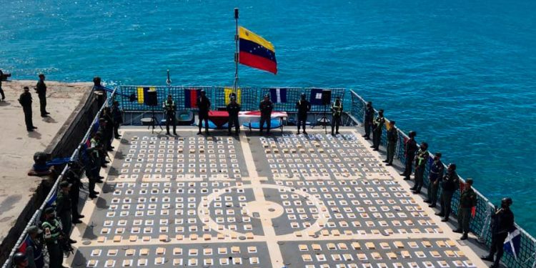 Incautan en aguas internacionales embarcación con 324 kilos de droga