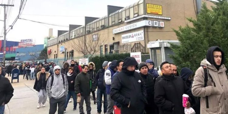 Alcalde de Nueva York: La ciudad «no puede soportar más» la afluencia de inmigrantes