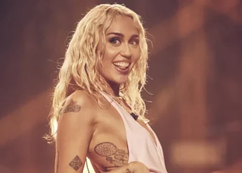 “Flowers”, de Miley Cyrus, superó los 31 millones de reproducciones en solo tres días