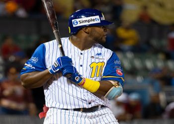 Magallanes maniató a Leones e igualó el liderato