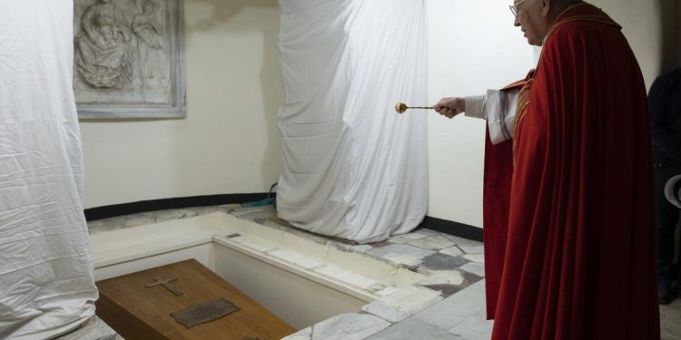 El papa emérito Benedicto XVI ya reposa en la cripta vaticana