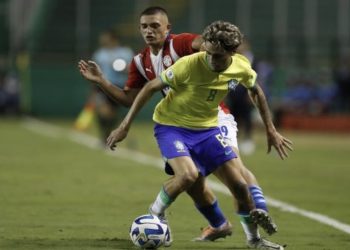 Brasil remonta ante Paraguay 2-1 y termina líder del Sudamericano