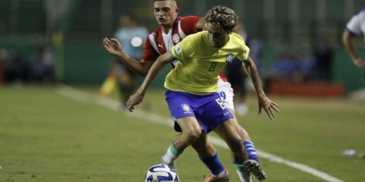 Brasil remonta ante Paraguay 2-1 y termina líder del Sudamericano