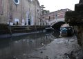 Un fenómeno de bajas mareas seca los canales de Venecia
