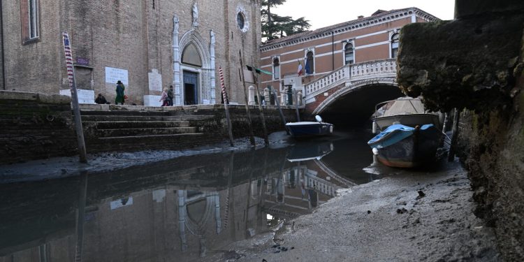 Un fenómeno de bajas mareas seca los canales de Venecia