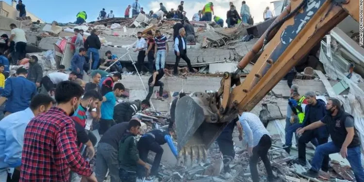 Rescatan a un niño turco que permaneció 55 horas entre los escombros con su loro