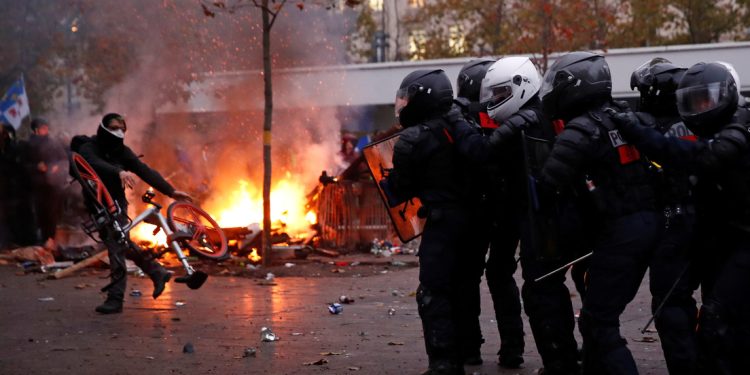 Choques entre manifestantes y policías durante las protestas contra la reforma de las pensiones en Francia