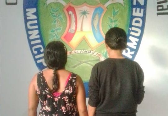 Dos mujeres fueron detenidas por funcionarios del servicio de vigilancia y patrullaje pertenecientes a la Policía Municipal de Bermúdez en Sucre, cuando intentaban hurtar productos de primera necesidad en un local comercial asiático.