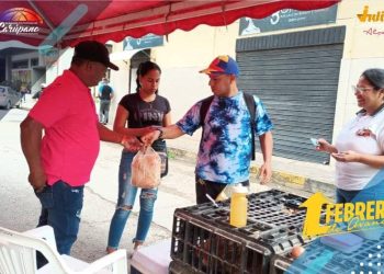 Unas 300 gallinas -beneficiadas y en plumas- fueron puestas a la venta en las adyacencias de la Alcaldía de Carúpano este viernes