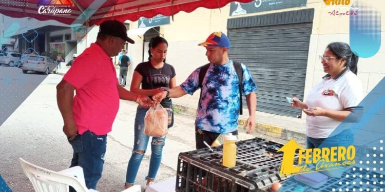Unas 300 gallinas -beneficiadas y en plumas- fueron puestas a la venta en las adyacencias de la Alcaldía de Carúpano este viernes