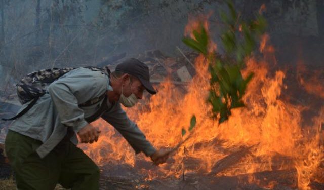 Incendio de grandes proporciones en Cuba sigue activo por cuarto día