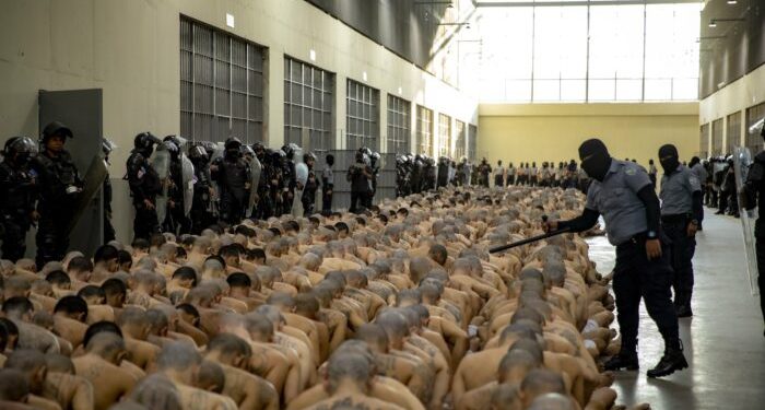 Gobierno de El Salvador traslada a 2.000 pandilleros a una nueva prisión