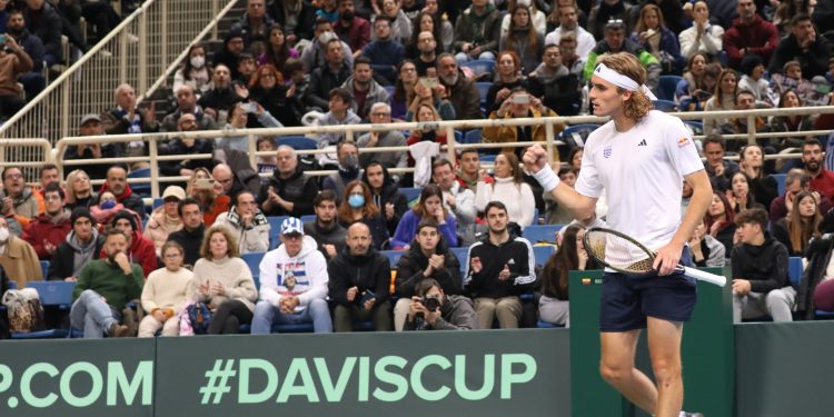 Tsitsipas da la victoria a Grecia sobre Ecuador