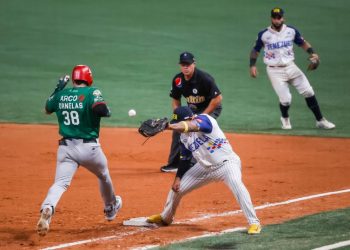 México blanqueó a Venezuela y quedó como único líder