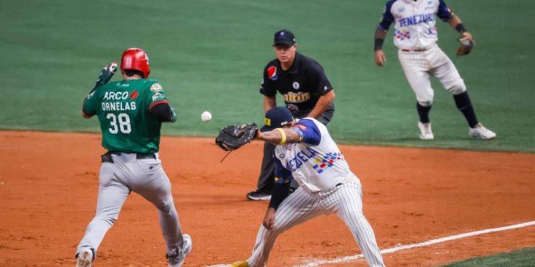 México blanqueó a Venezuela y quedó como único líder