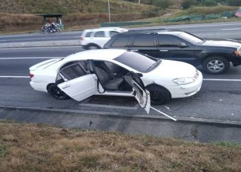 Dos funcionarios policiales mueren embestidos por carro en autopista Caracas-La Guaira