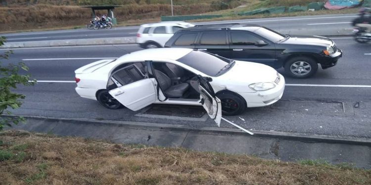 Dos funcionarios policiales mueren embestidos por carro en autopista Caracas-La Guaira