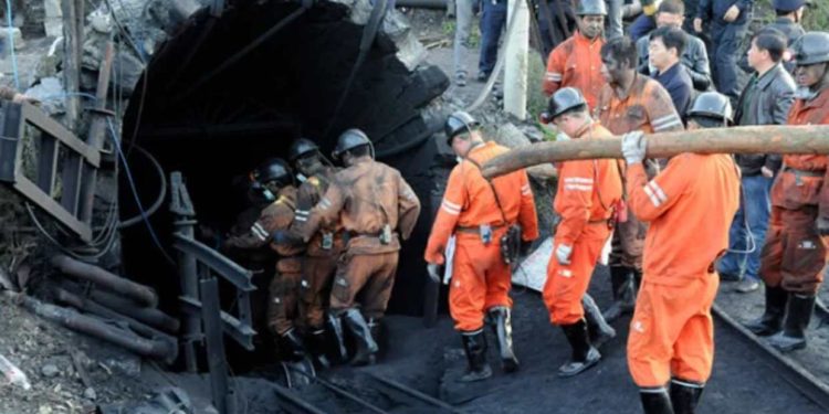 Más de 50 personas atrapadas tras el derrumbe de una mina en China