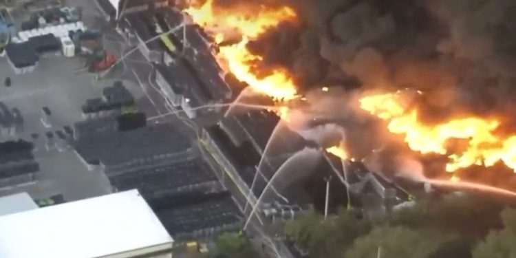 Alrededor de 75 bomberos combaten incendio masivo en Kissimmee, Florida