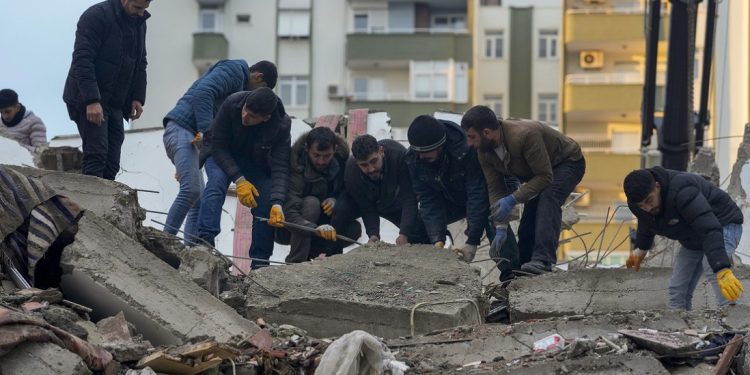 Dos devastadores terremotos causan más de 3.600 muertos en Turquía y Siria