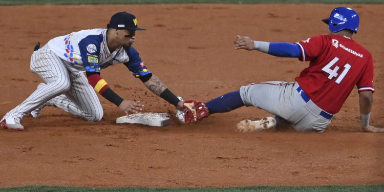 Venezuela se impone 3×2 a Dominicana en agónicas doce entradas en la Serie del Caribe