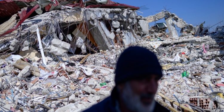 Un terremoto de magnitud 6,1 sacude las aguas en el sureste de Indonesia