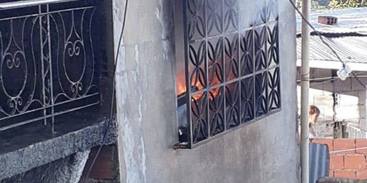 Mueren una mujer y dos niños durante voraz incendio en La Dolorita