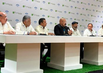 Oscar D’León no contiene las lágrimas en su reencuentro con la Dimensión Latina