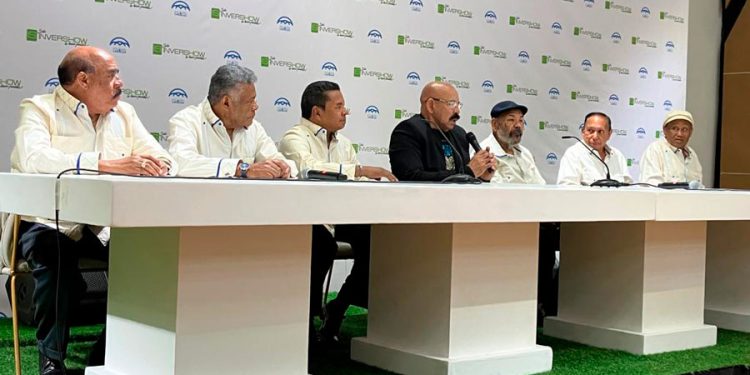 Oscar D’León no contiene las lágrimas en su reencuentro con la Dimensión Latina