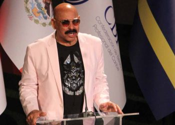 Oscar D’León recibió un reconocimiento especial por parte de la directiva de la Confederación del Caribe