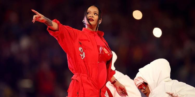 Rihanna elevó lo electrónico a otro nivel en el medio tiempo del Super Bowl