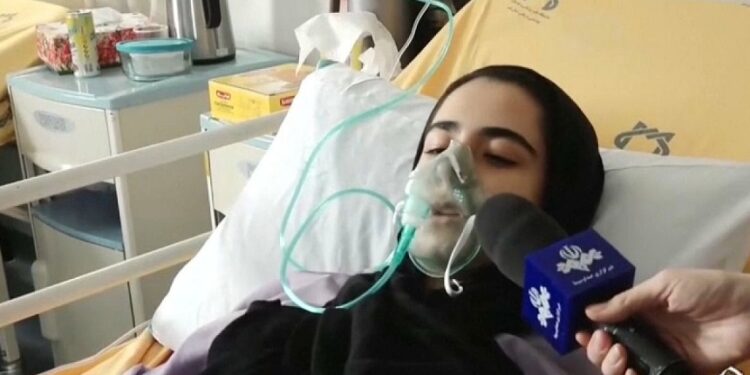 Centenares de niñas son envenenadas con gas en varios colegios de Irán