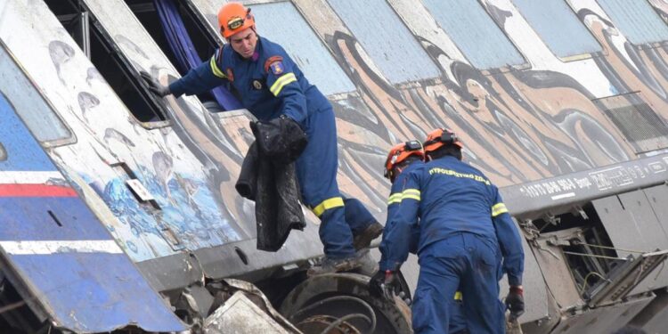 Terminan trabajos de rescate con decenas de desaparecidos tras choque de trenes