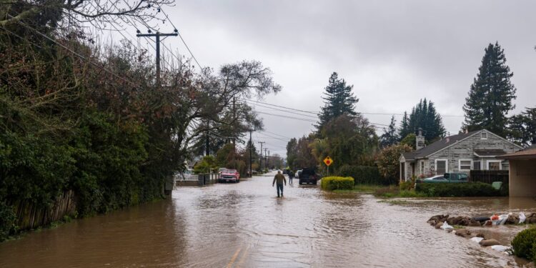 EEUU: Intensas lluvias dejan 2 muertos en California, miles de evacuados y graves inundaciones