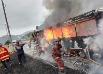 Autobús se incendió en autopista Caracas – La Guaira este viernes