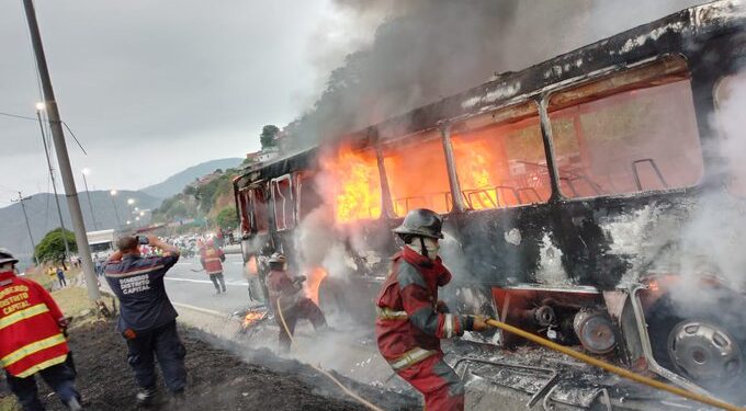 Autobús se incendió en autopista Caracas – La Guaira este viernes