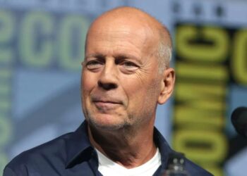 La esposa de Bruce Willis ruega a los paparazzi que no le griten al actor en la calle