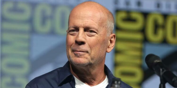 La esposa de Bruce Willis ruega a los paparazzi que no le griten al actor en la calle