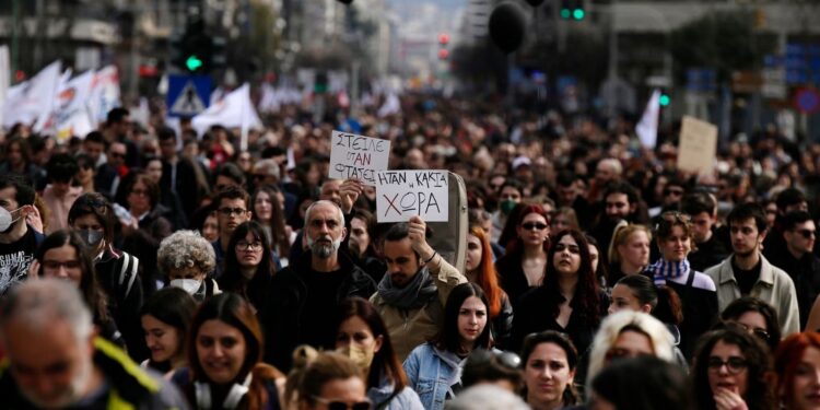 Grecia registra multitudinarias protestas por accidente de tren que dejó 57 muertos