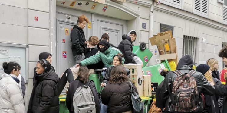 Basureros de París ponen fin a tres semanas de huelga
