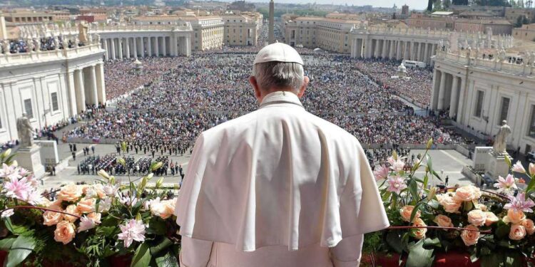 El Vaticano refuerza las normas contra los abusos e incluye a los laicos