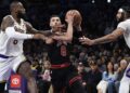 LeBron James dice que rechazó operarse para pelear por los playoffs