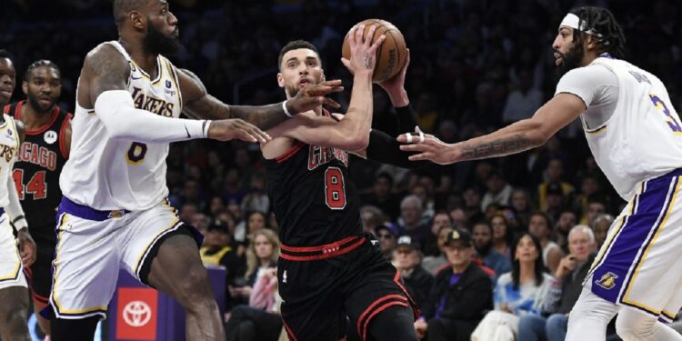 LeBron James dice que rechazó operarse para pelear por los playoffs