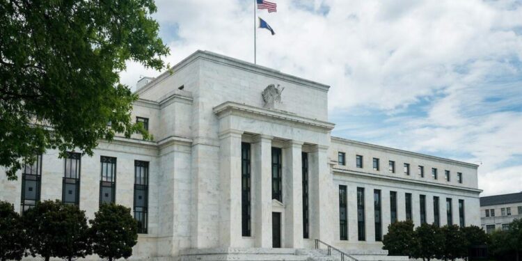 Reserva Federal se plantea endurecer exigencias a los bancos medianos