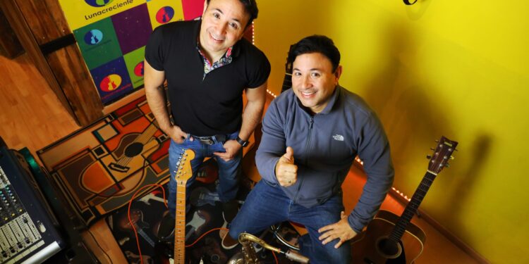 Víctor y Pablo Escalona festejan 30 años de carrera musical en las redes