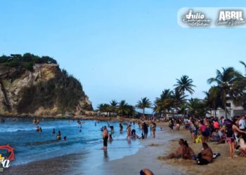 Temporadistas siguen disfrutando de las playas de Carúpano en esta Semana Santa 2023